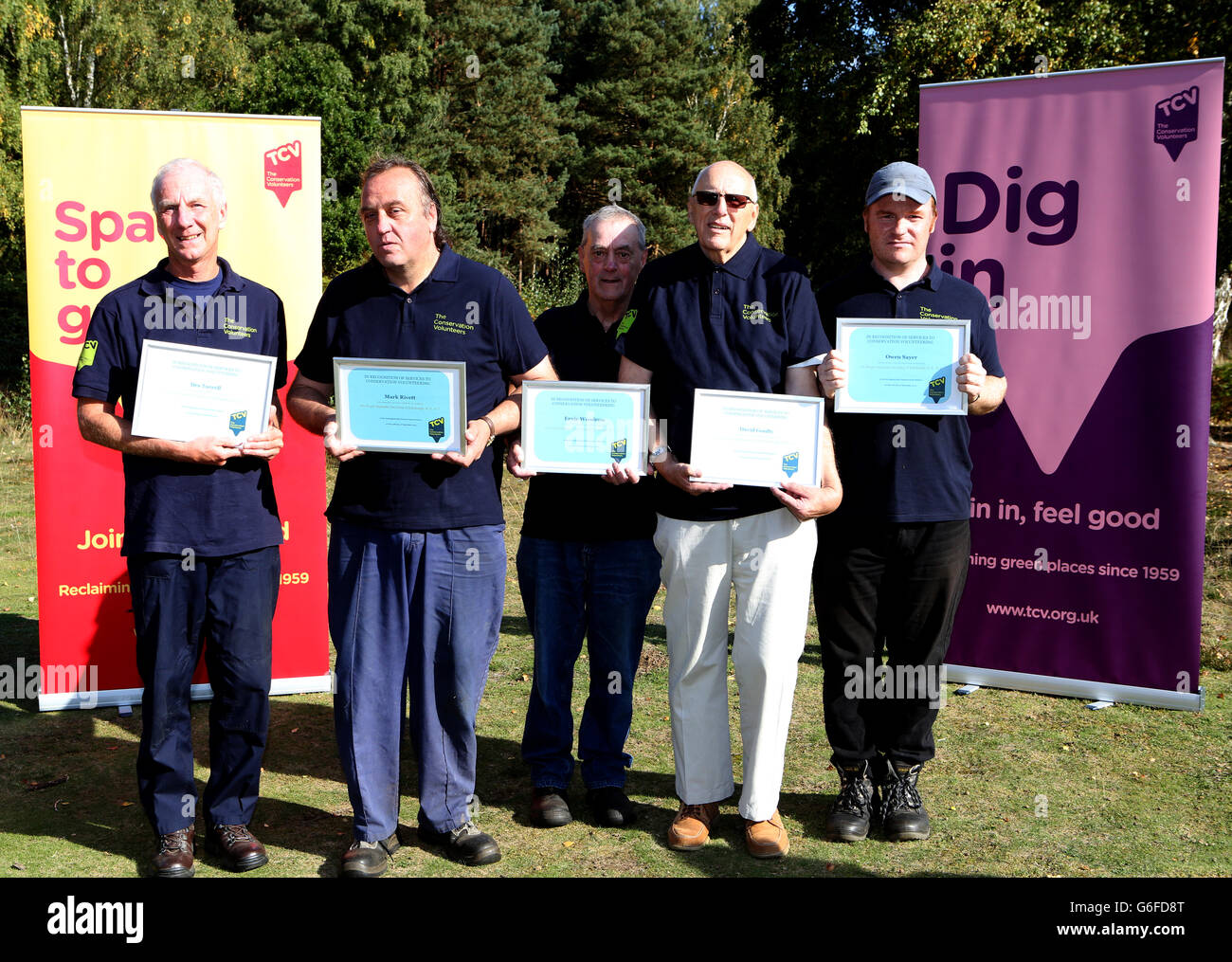 Der Duke of Edinburgh besucht ein TCV-Projekt im Dersingham Bog Nature Reserve, auf dem Royal Sandringham Estate, Norfolk. Stockfoto