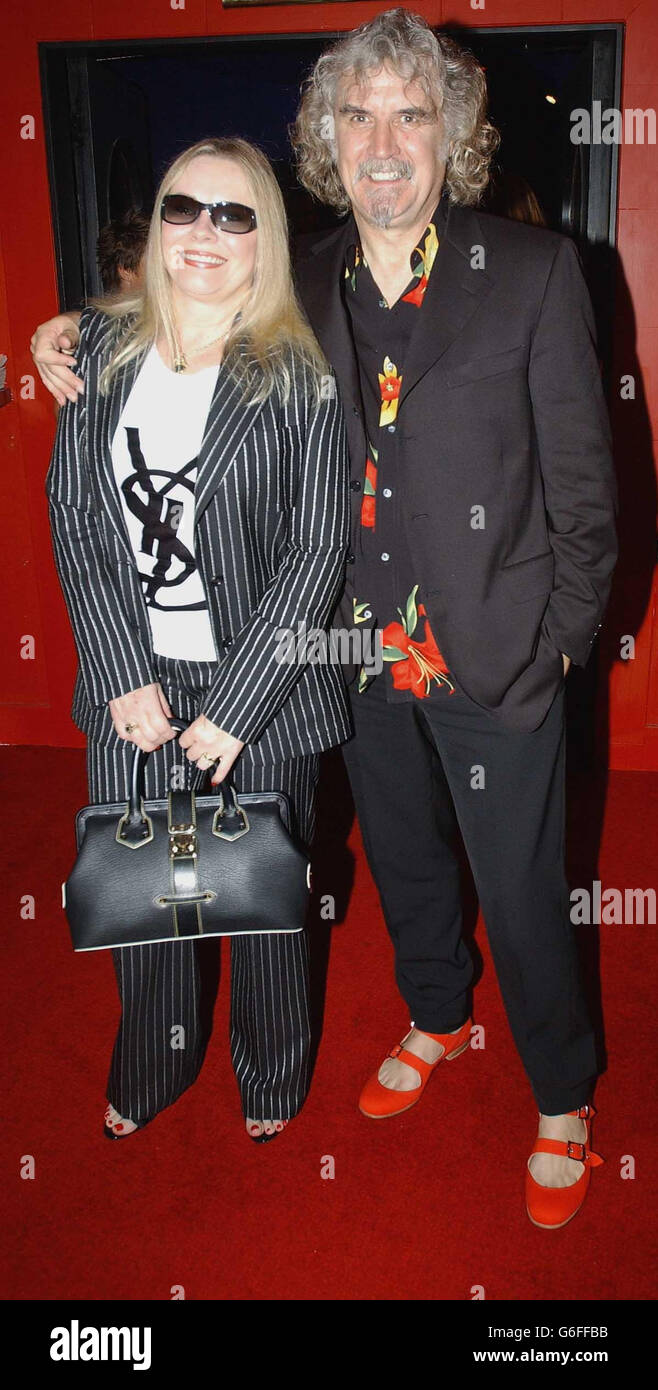 Der Komiker und Schauspieler Billy Connolly kommt mit seiner Frau Pamela Stephenson im Warner Village Kino, Leicester Square, London, zur Premiere seines neuen Films 'The man Who Sued God' an. Stockfoto