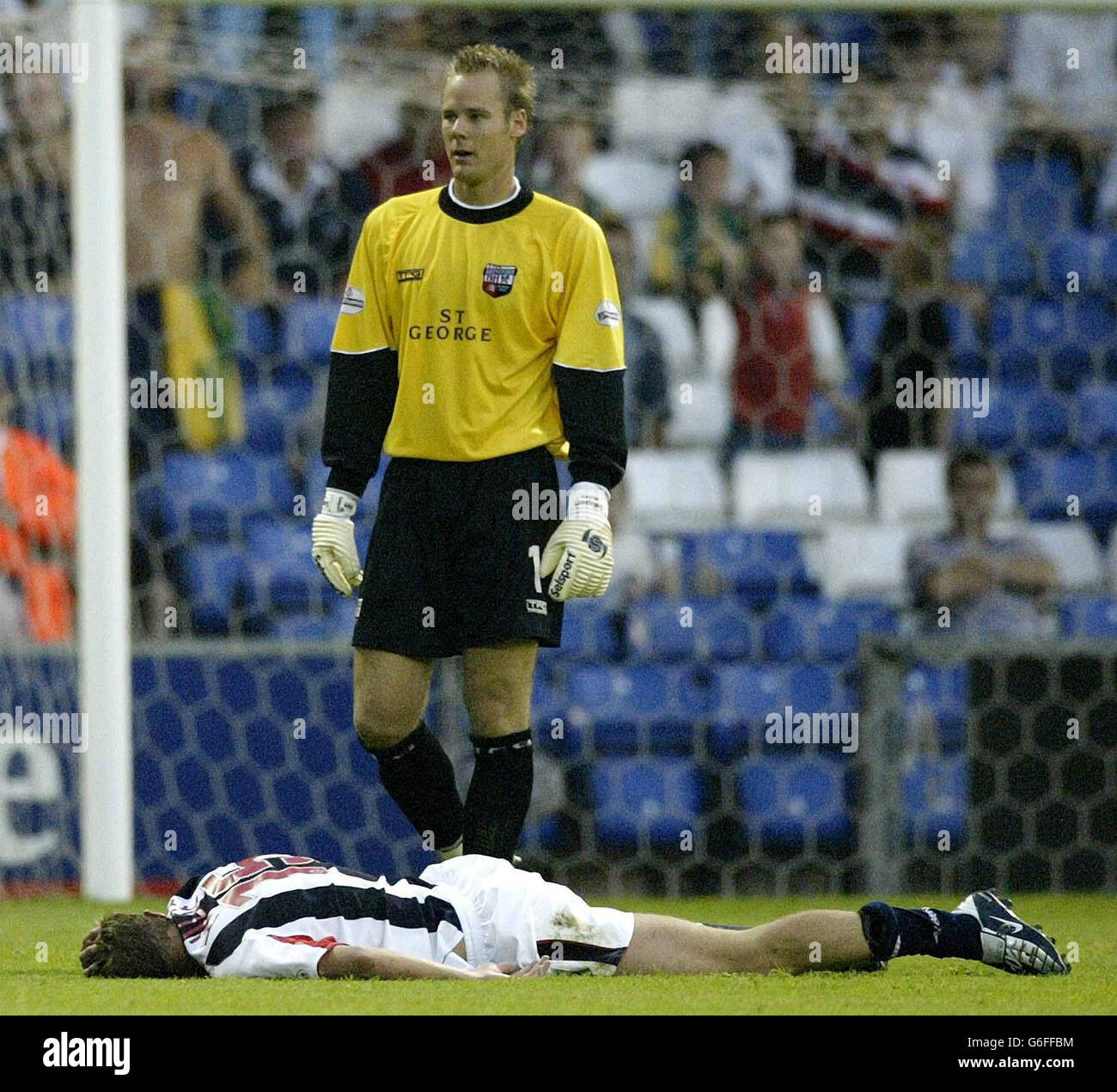 Brentford-Torwart Paul Smith nach dem Kampf mit Rob Hulse während des Carling Cup 1. Runde Spiel zwischen West Bromwich Albion und Brentford in den Hawthorns, West Bromwich, Dienstag, 12. August 2003. KEINE INOFFIZIELLE NUTZUNG DER CLUB-WEBSITE. Stockfoto