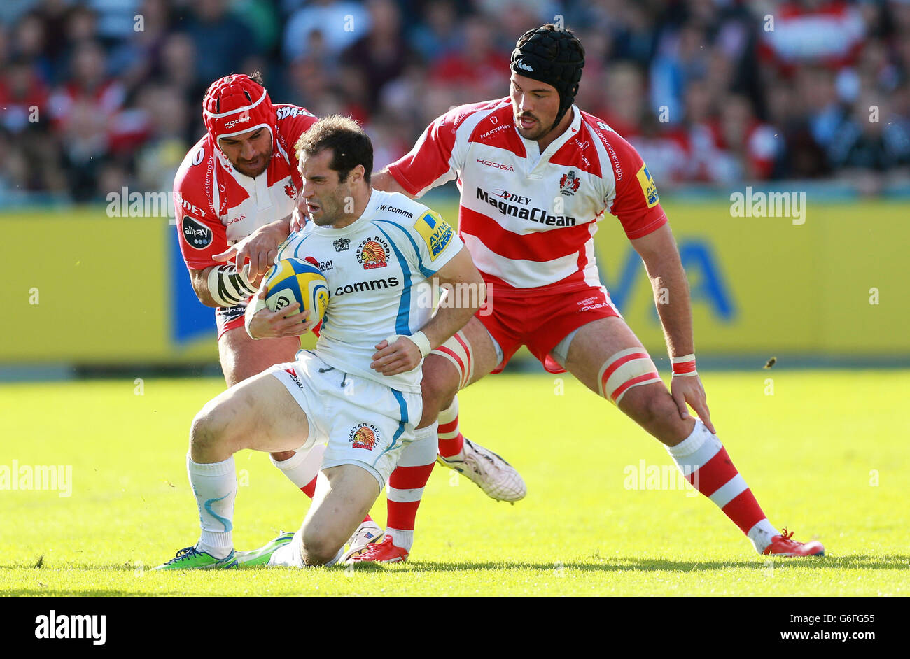 Exeters Haydn Thomas wird von Gloucester's Huia Edmonds und Gareth Evans während des Aviva Premiership Spiels im Kingsholm Stadium, Gloucester, angegangen. Stockfoto