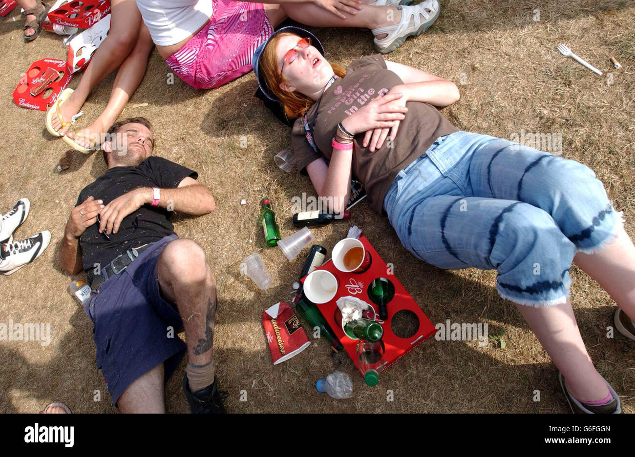 Nachtschwärmer genießen das V2003 Rock Festival in Chelmsford, Essex. Stockfoto