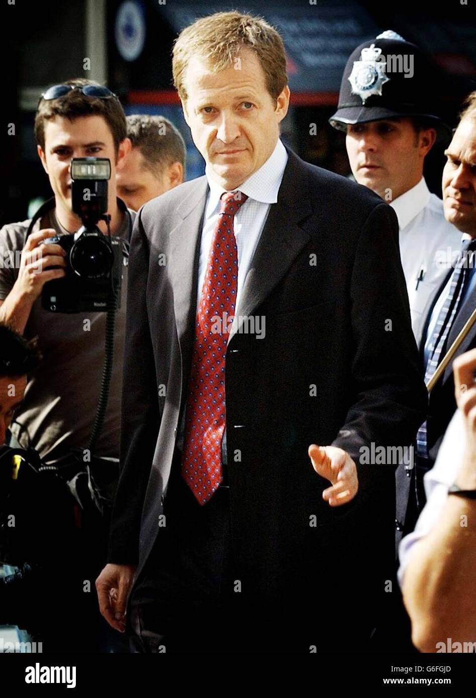 Alastair Campbell, der Direktor für Kommunikation und Strategie der Regierung, kam am High Court in London an, um die Hutton-Untersuchung zu belegen. BBC berichtet, dass Herr Campbell im Vorfeld des Krieges die Geheimdienste über den Irak "versenkte", eine wütende Reihe mit Nr. 10, Und er forderte eine Entschuldigung, nachdem er beschuldigt wurde, eine Behauptung veröffentlicht zu haben, Saddam Hussein könne in 45 Minuten Massenvernichtungswaffen gegen den Willen von Geheimdiensten starten. Die Untersuchung untersucht Ereignisse rund um den offensichtlichen Selbstmord des Waffenexperten Dr. David Kelly, nachdem er als Quelle der geoutet wurde Stockfoto