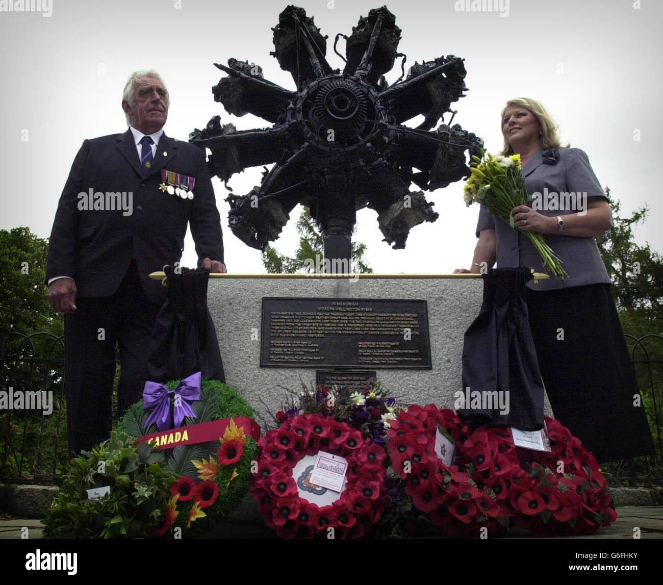 Mary-Lynn Dodson Nichte des Piloten Robert Jackson, dessen Körper geborgen wurde, als sein Flugzeug in den Cairngorm Mountains stürzte, neben dem Cairngorm Memorial, dem Cairngorm Memorial, das dem Flieger gewidmet ist, der während des Zweiten Weltkriegs über den Cairngorm Mountains in Schottland ihr Leben verlor. Das Denkmal im Royal Deeside Dorf Braemar ist der Höhepunkt von mehr als 60 Jahren Anstrengung, die begann, als ein Wellington Bomber in einen Hügel in der Nähe von Braemar Castle stürzte, das im Besitz der Royal Family ist. Das Denkmal ist Teil eines Motors eines Wellington Bombers. Stockfoto