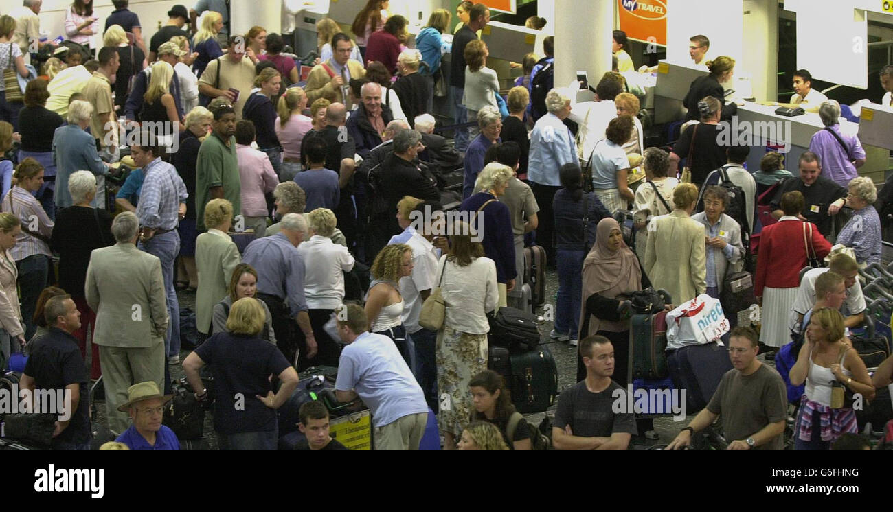 Reisen Auf Bankfeiertag. Vor dem Feiertagswochenende stehen am Londoner Flughafen Gatwick Warteschlangen an. Stockfoto