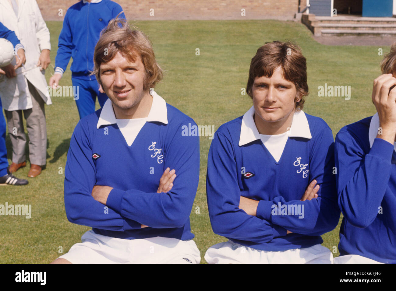 Fußball - Everton FC Photocall - Saison 1974/75. Die Everton-Spieler Mick Bernard (links) und Mick Buckley Stockfoto