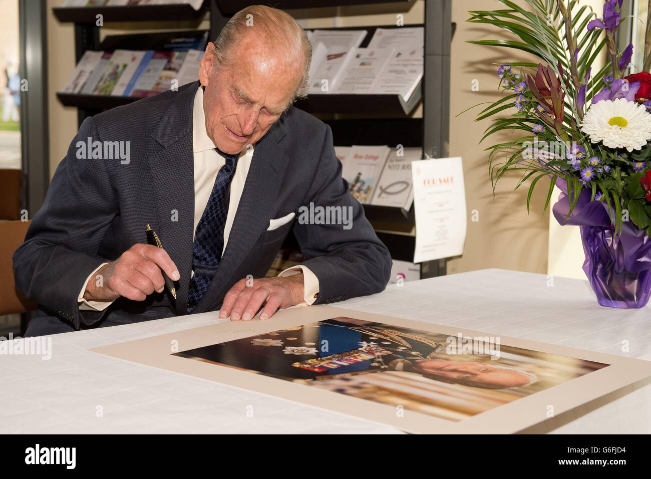 Der Herzog von Edinburgh, unterzeichnen ein Porträt von sich selbst, während seines offiziellen Besuchs in der St. Michael's Care Complex in Aylsham, Norfolk, die Pflege für ältere Menschen. Stockfoto
