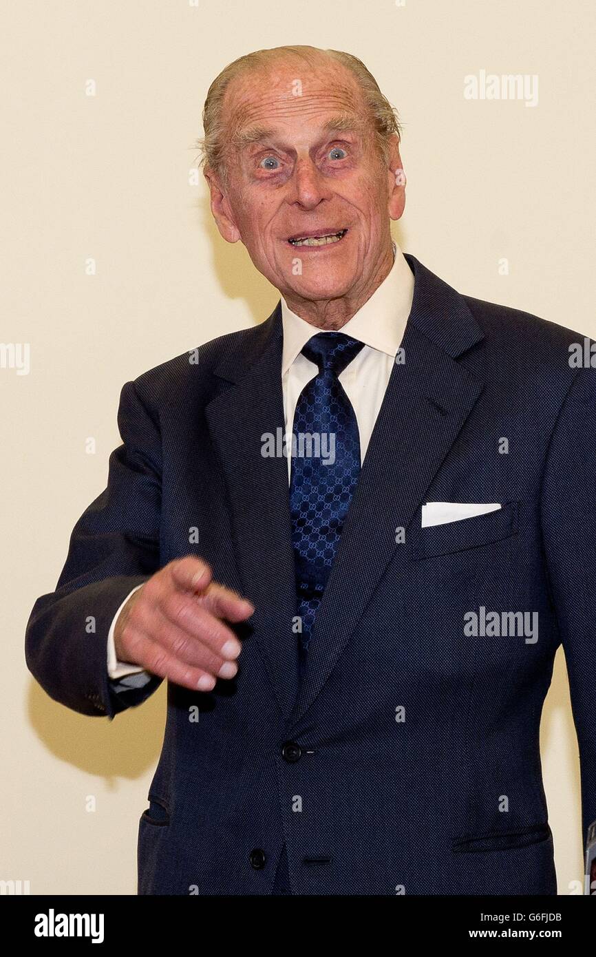 Der Herzog von Edinburgh zeigt sich nach einem offiziellen Besuch des Zentrums, das Altenpflege bietet, auf einer Ausstellung von Schülern der Broadland School of Dance im ACT-Zentrum des St. Michael's Care Complex in Aylsham, Norfolk. Stockfoto