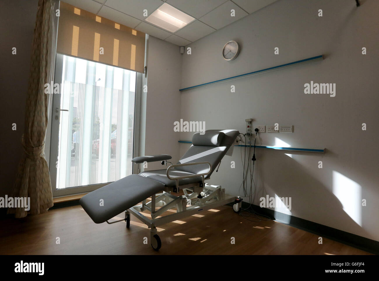 Ein allgemeiner Blick auf einen klinischen Raum in der Anne Rowling Regenerative Neurology Clinic der Universität Edinburgh, nachdem er von der Prinzessin Royal in ihrer Eigenschaft als Kanzlerin der Universität offiziell eröffnet wurde. Stockfoto