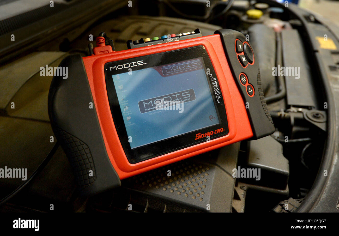 Kfz-Reparaturbestand. Ein Mechaniker verwendet ein modulares Diagnoseinformationssystem „Snap-on Modis“ auf der Elektronik eines Autos Stockfoto