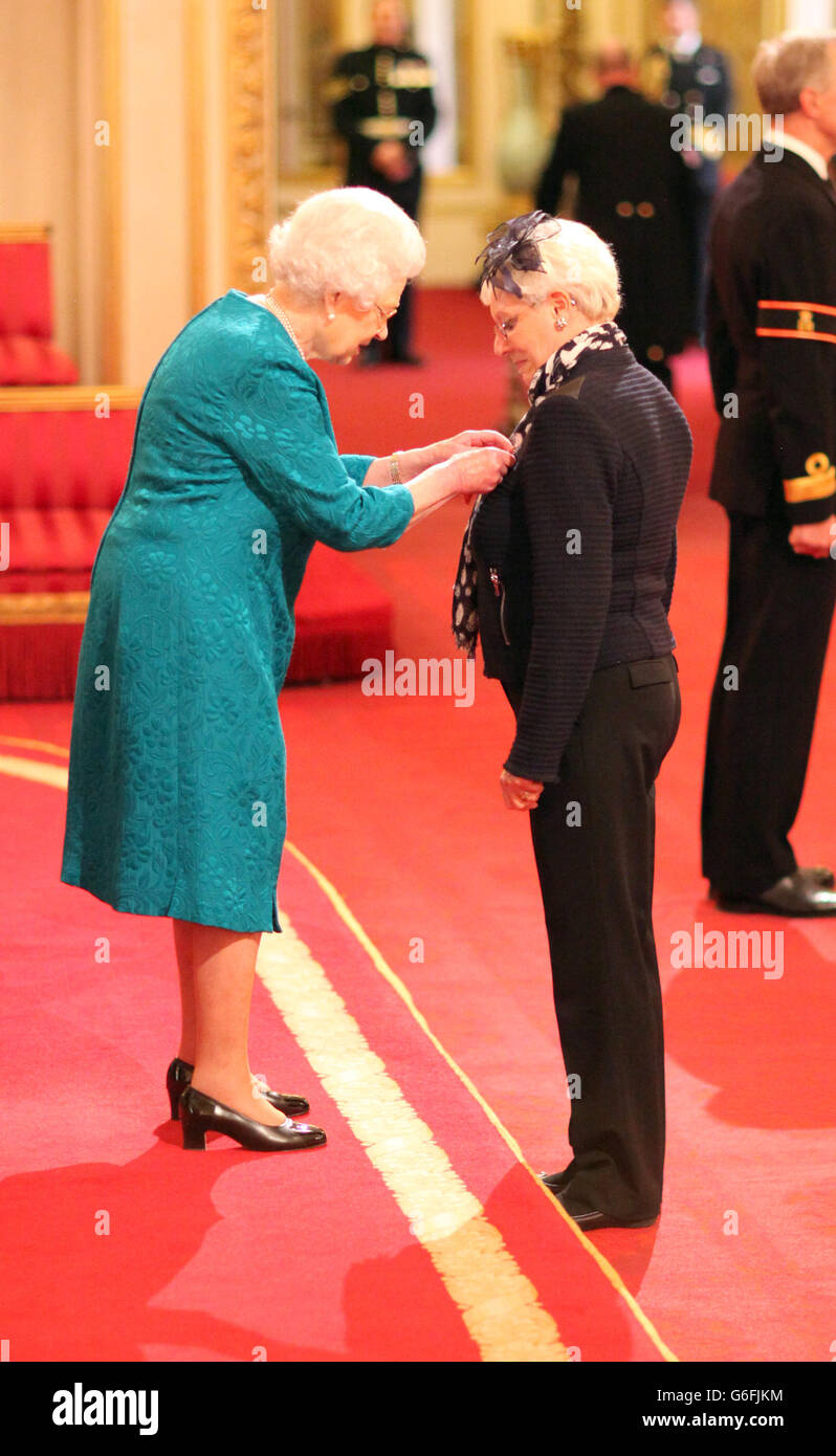 Victoria Mokes erhält einen MBE von Queen Elizabeth II bei einer Investiturzeremonie im Buckingham Palace im Zentrum von London. Stockfoto