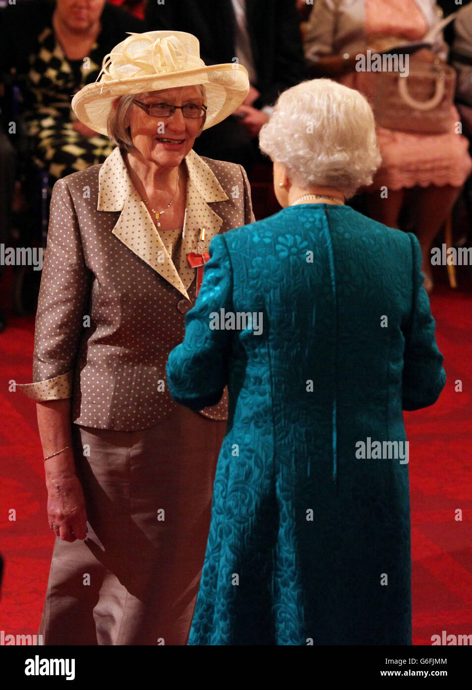 Helena Cant erhält bei einer Investiturfeier im Buckingham Palace im Zentrum von London einen MBE von Queen Elizabeth II. Stockfoto