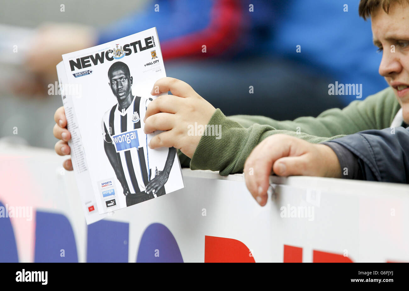 Fußball - Barclays Premier League - Newcastle United gegen Hull City - St James' Park. Ein Fan liest das Spieltag-Programm Stockfoto