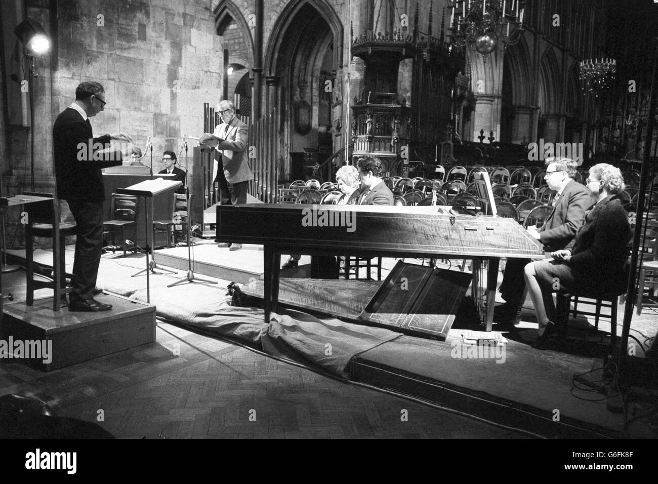 Der Komponist Benjamin Britten bespricht die Partitur mit Cembalist Philip Ledger bei einer Probe in der Southwark Cathedral, London. Eine Anweisung der Musikerunion bedeutete, dass 43 Mitglieder des English Chamber Orchestra nicht anwesend waren, weil Cembalo-Spieler Philip Ledger sich geweigert hat, der Union beizutreten. Stockfoto