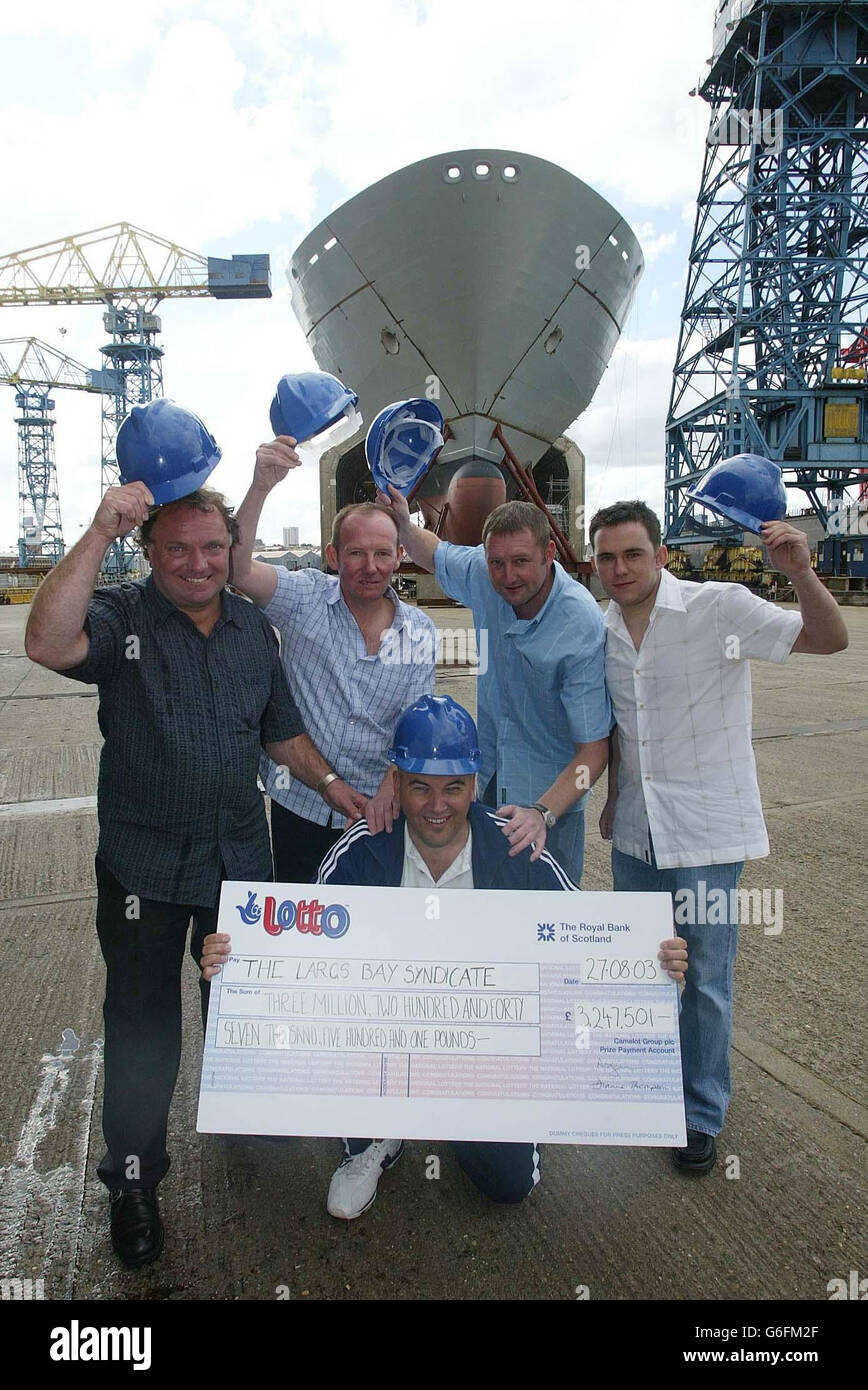 Arbeiter der Swan Hunter Werft in Wallsend, North Tyneside (von links) John Kelly, Brian Dinsdall, Richard Robson, Andrew Gill und Peter Gillan feiern, nachdem sie einen Anteil des fast 3.25 Millionen Preises bei der Verlosung der National Lottery am Mittwoch gewonnen haben. Stockfoto