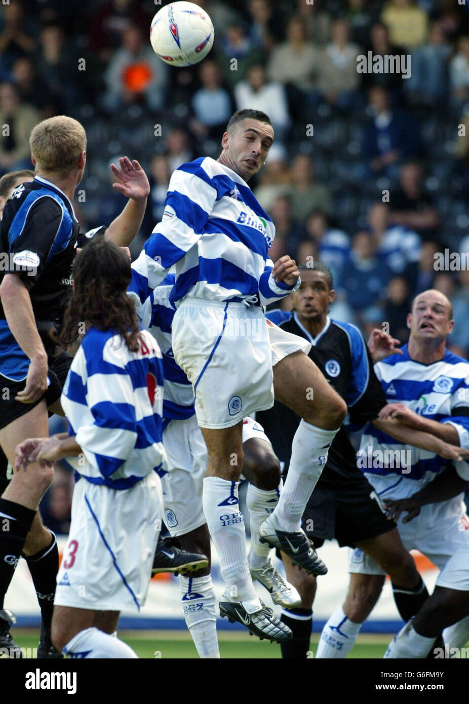 Tommy Williams von Queens Park Rangers gewinnt einen Luftball gegen Chesterfield während ihres zweiten Spiels der Nationwide Division auf dem Loftus Road Ground von QPR in London. QPR gewann das Spiel mit 3:0. . Stockfoto