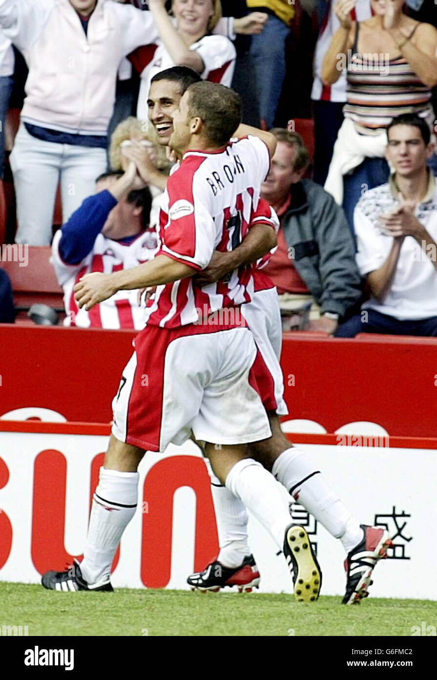 Jack Lester von Sheffield United (hinten) wird von Teamkollege Michael Brown nach dem Siegtreffer gegen Coventry City während ihres Nationwide Division One-Spiels auf Sheffield's Bramall Lane Ground gratuliert. Sheffield United gewann 2:1. KEINE INOFFIZIELLE CLUB-WEBSITE. Stockfoto