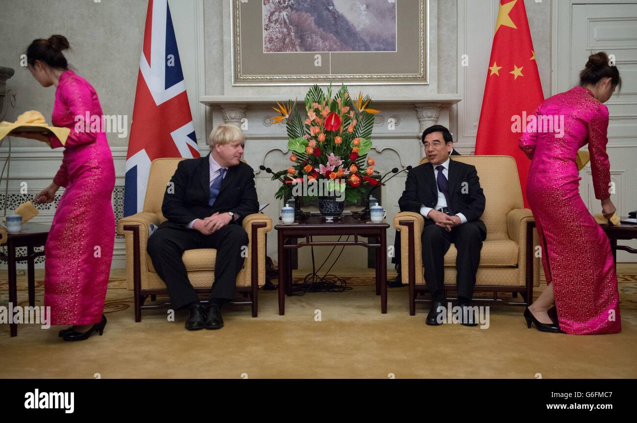 Der Bürgermeister von London, Boris Johnson, trifft sich mit seinem Amtskollegen aus Peking, dem Bürgermeister Wang an Shun, in den Gebäuden der Stadtverwaltung von Peking, wo sie eine Absichtserklärung unterzeichneten, während Johnson seine sechstägige Handelsmission beginnt. Stockfoto