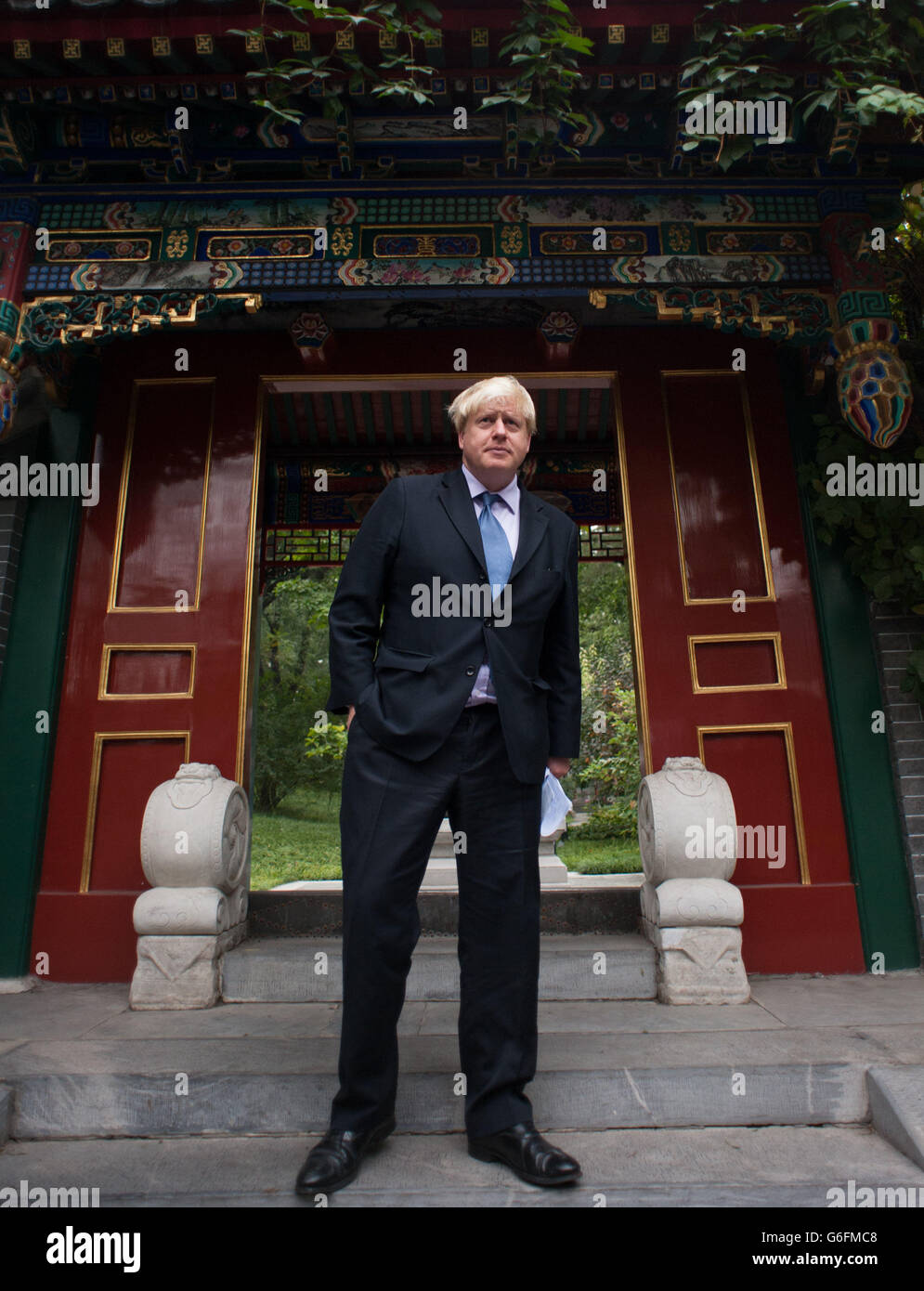 Der Bürgermeister von London, Boris Johnson, verlässt die Gebäude der Stadtverwaltung von Peking nach einem Treffen mit seinem Amtskollegen aus Peking, dem Bürgermeister Wang an Shun, wo er eine Absichtserklärung unterzeichnet hat, während Johnson seine sechstägige Handelsmission beginnt. Stockfoto