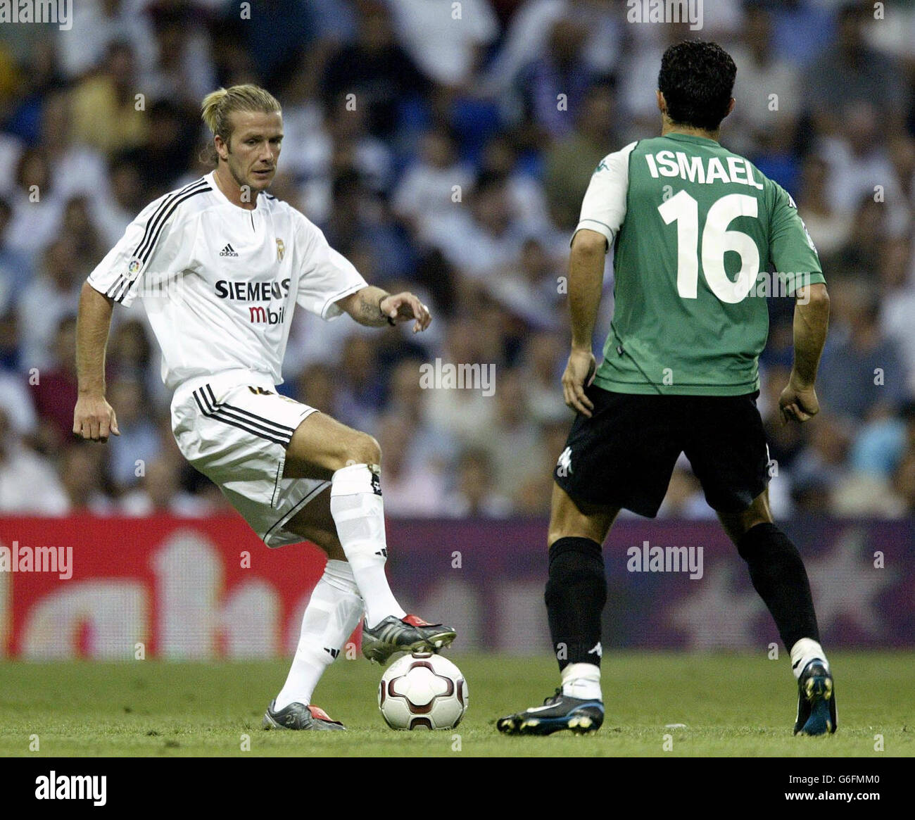 Real Madrid's David Beckham hält den Ball weg von Real Betis' Ismael während seines Ligadebüts für Real Madrid in ihrem ersten Spiel der spanischen Primera Liga Saison, gegen Real Betis, im Bernabeu Stadion in Madrid, Spanien. Madrid gewann das Spiel mit 2:1, Beckham erzielte nach nur zwei Minuten das erste Tor. Stockfoto