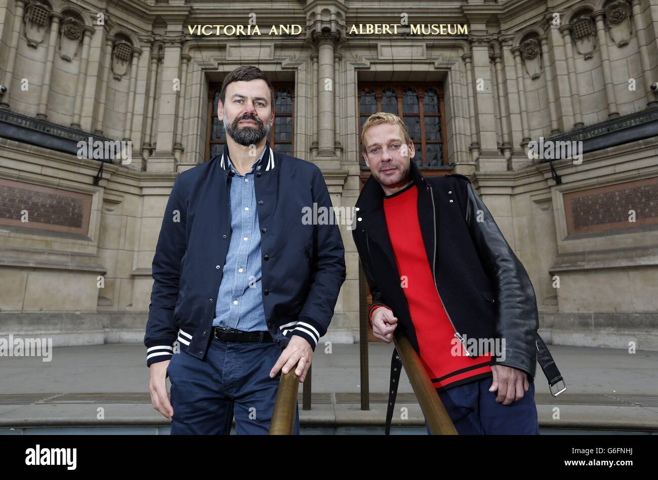 Die Künstler Michael Elmgreen (rechts) und Ingar Dragset (links) haben im Rahmen ihrer Installation "Tomorrow" im V&A, London, einen Werbeinbau errichtet, der angeblich einen Teil des Victoria and Albert Museums zum Verkauf anbieten soll. Stockfoto