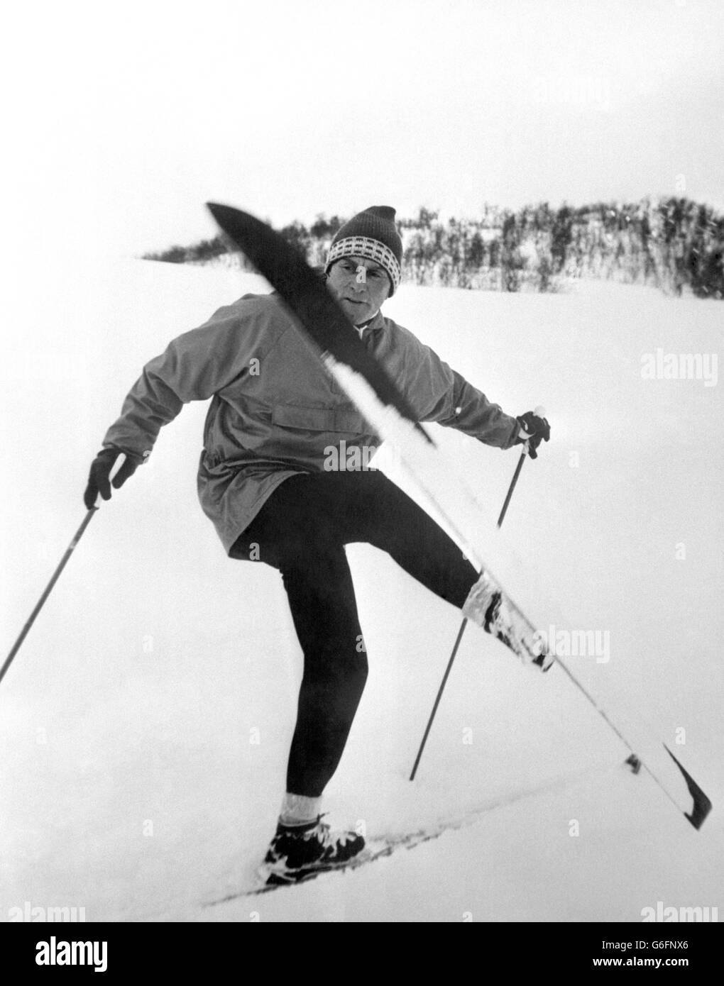 Der Hollywood-Schauspieler Kirk Douglas spielt eine Szene auf Skiern für seine Rolle als norwegischer Widerstandskämpfer in den Helden von Telemark. Stockfoto