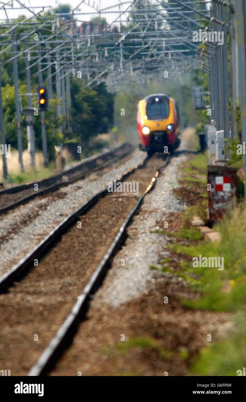Ein Virgin Zug fährt in Richtung Marston Green Station, Birmingham. Geschwindigkeitsbeschränkungen wurden auf einigen der meistbefahrenen Bahnstrecken Großbritanniens auferlegt, da die Temperaturen im ganzen Land auf die höchste Rekordmarke stiegen. Die Track-bezogenen Maßnahmen wurden eingeführt, da die Prognostiker die Möglichkeit vorhersagten, dass die Zahlen ein Allzeithoch von 37,2C (99F) erreichen würden. Stockfoto