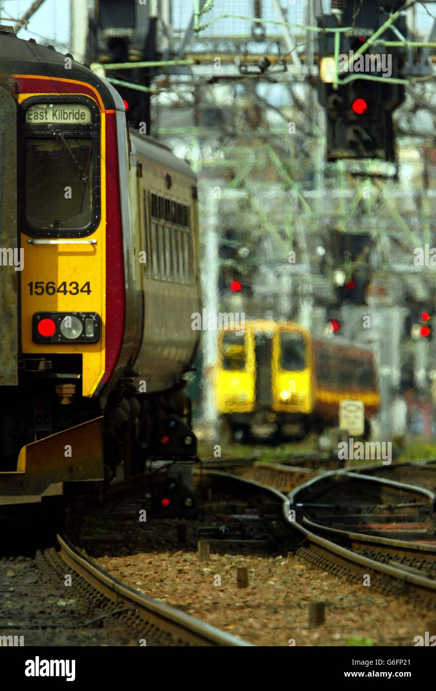 Züge außerhalb des Bahnhofs Glasgow, da einige der verkehrsreichsten Bahnstrecken Großbritanniens aufgrund des Wetters mit Geschwindigkeitsbeschränkungen ausgestattet wurden. Die Track-bezogenen Maßnahmen wurden eingeführt, da die Prognostiker die Möglichkeit vorhersagten, dass die Zahlen ein Allzeithoch von 37,2C (99F) erreichen würden. Die Beschränkungen werden die meisten Auswirkungen auf die Virgin-Fernverbindungen mit längeren Reisezeiten zwischen London und Birmingham, Manchester, Crewe und Schottland haben. Stockfoto