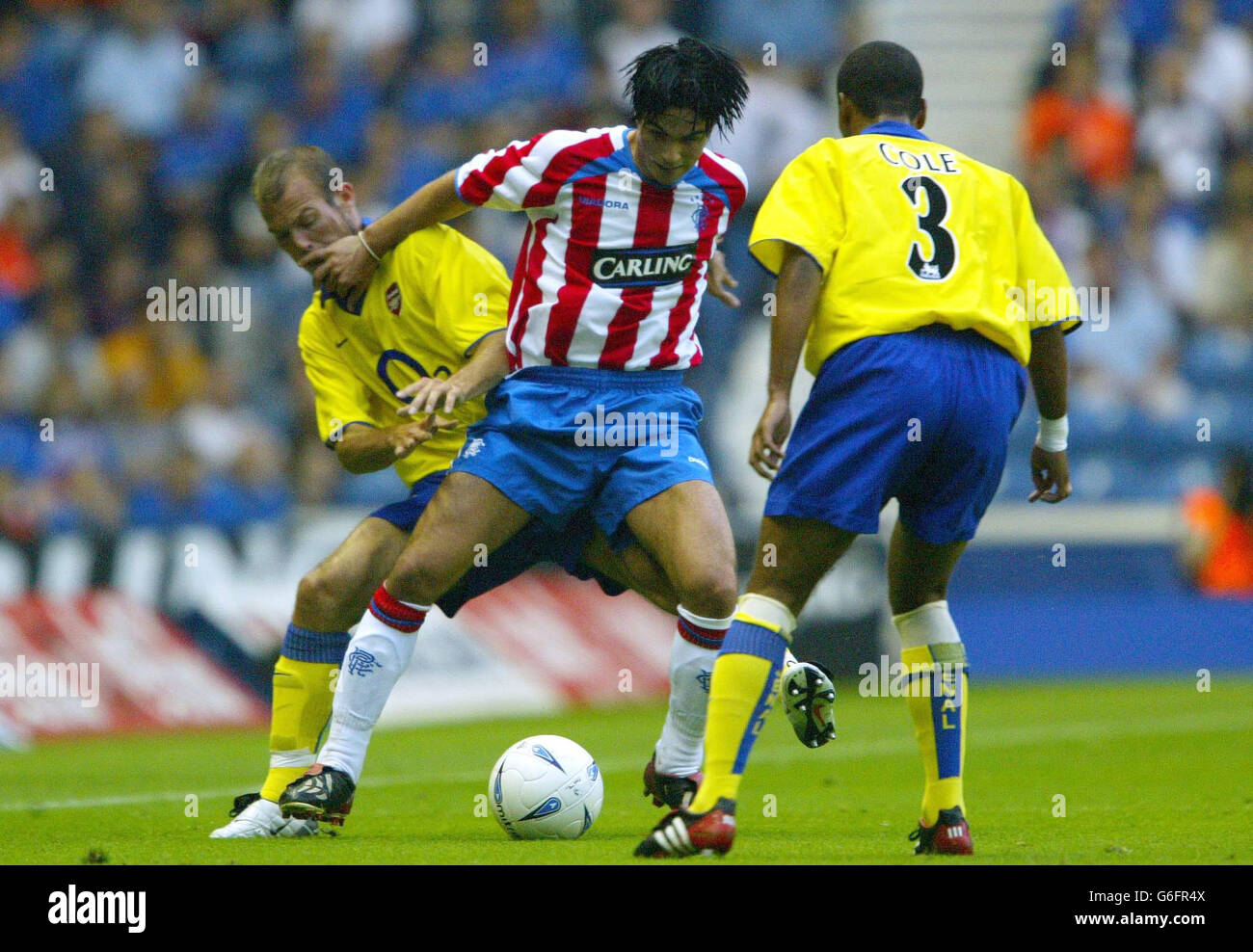 Ranger Mikel Arteta kämpft um den Ball mit Ashley Cole von Arsenal und Freddie Ljungberg während ihres Vorsaison-Freunds im Ibrox Stadium in Glasgow, Dienstag, 5. August 2003. Stockfoto