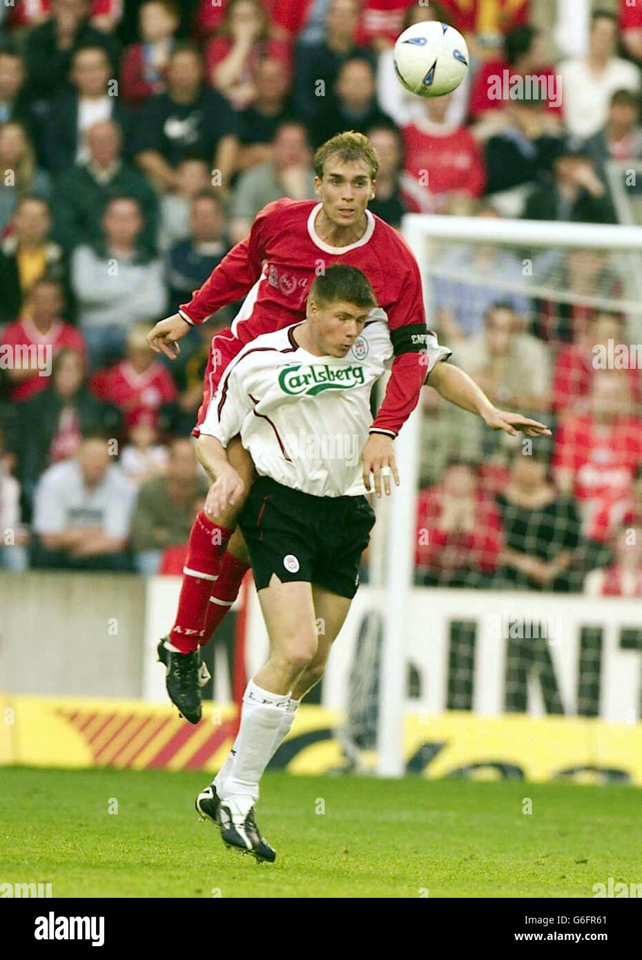 Aberdeen's Russell Anderson schlägt Liverpools Neil Mellor in der Luft während ihrer Vorsaison freundlich im Pittodrie Stadium in Aberdeen, Dienstag, 5. August 2003. Stockfoto