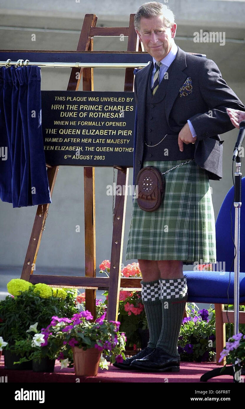 Der Prinz von Wales eröffnet den Queen Elizabeth Pier am Scrabster Harbour Board, Cathness, als Teil seiner weiteren Tour durch den Norden Schottlands. Stockfoto