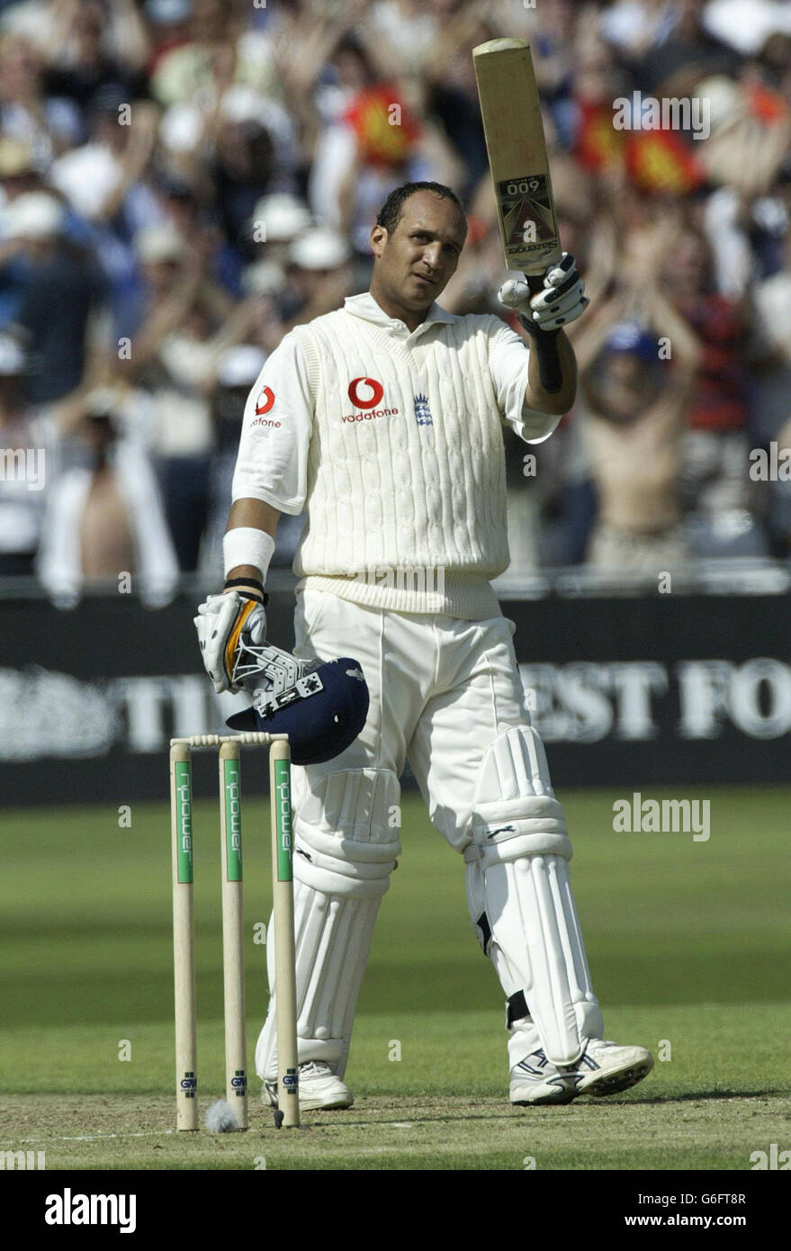 Der englische Mark Butcher feiert am ersten Tag des dritten Npower-Testmatches in Trent Bridge, Nottingham, seine 100 gegen Südafrika. Stockfoto