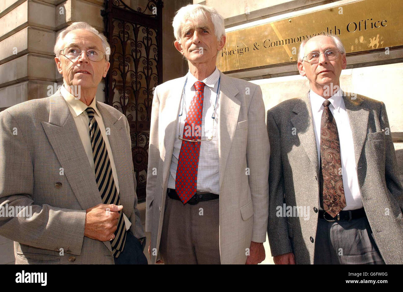 Jim Swire (Mitte) mit dem Reverend John Mosey (rechts) und seinem Bruder Roger, die alle Verwandte bei der Flugkatastrophe von Lockerbie verloren haben, treffen beim Foreign and Commonwealth Office in London ein. Es wurde erwartet, dass sie über die jüngsten Gespräche zwischen britischen, US- und libyschen Beamten auf dem Laufenden gehalten werden und Einzelheiten über eine vorgeschlagene Erklärung zur Verantwortung für die Bombardierung Libyens erfahren. In Großbritannien haben die Familien das 1.7-Milliarden-Kompensationspaket weitgehend begrüßt, aber zugesagt, für eine unabhängige Untersuchung der Gräueltaten zu kämpfen. Siehe PA Geschichte LEGAL Lockerbie. PA Foto: Stefan Rousseau Stockfoto