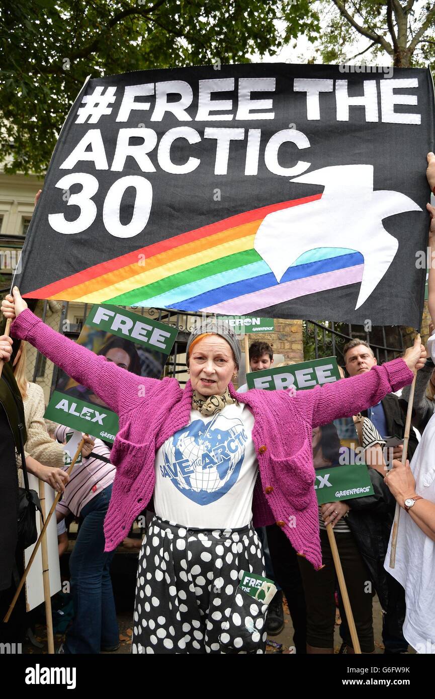 Dame Vivienne Westwood nimmt an einem von Greenpeace organisierten Protest vor der russischen Botschaft in London Teil, der die Menschen auffordert, sich an einem "globalen Tag der Solidarität" zu versammeln, um die 30 Menschen zu unterstützen, die wegen Piraterie auf einer russischen Ölplattform in der Arktis angeklagt sind. Stockfoto