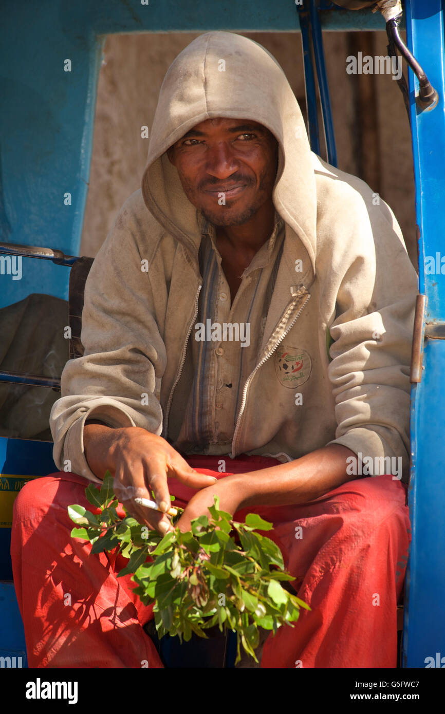 Äthiopischen Mann mit einer Handvoll von Khat kaut er ein Blatt davon. Harar, Äthiopien Stockfoto