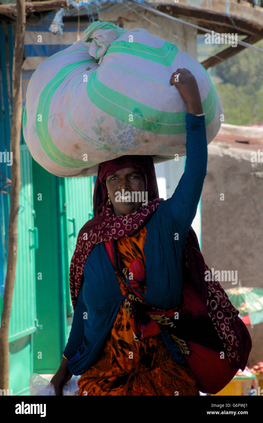 Harari Frauen tragen eine Last auf dem Kopf, Harar, Äthiopien Stockfoto