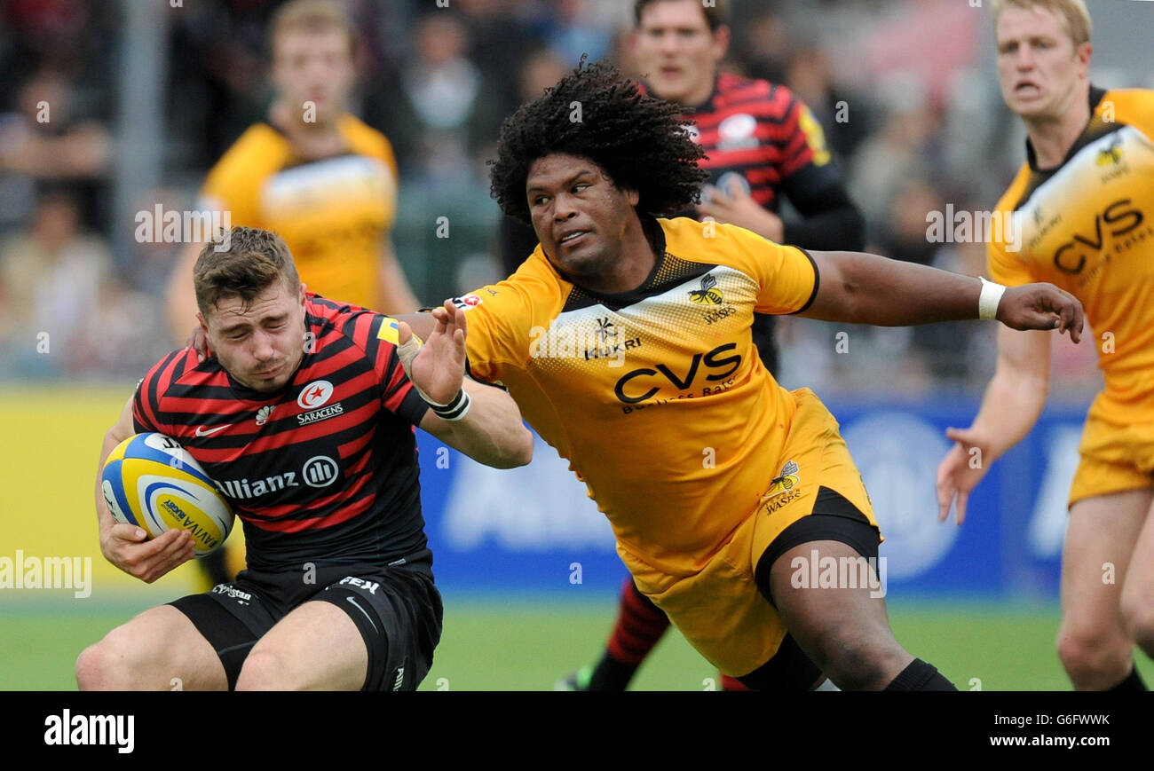 Saracens' Ben Ransom wird von Wesps' Ashley Johnson während des Aviva Premiership-Spiels im Allianz Park, London, in Angriff genommen. Stockfoto