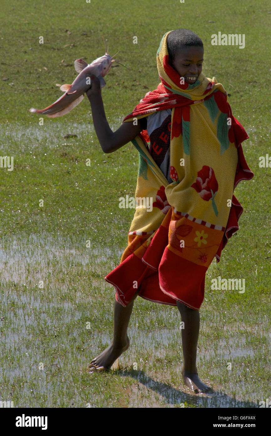 Junge mit Fisch gefangen im See Alemaya, saisonale Süßwassersee, Oromia-Region, in der Nähe von Harar, Äthiopien Stockfoto