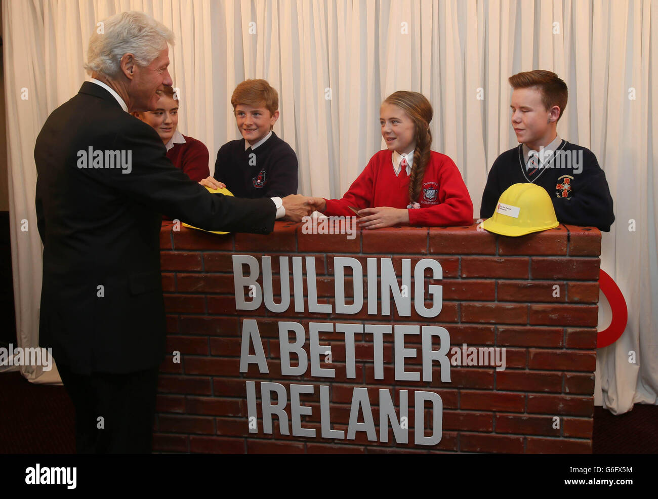 Der ehemalige US-Präsident Bill Clinton mit Let to Right) Robyn Parker, 17, Alex Parker, 12, Meadbh Fleming und James Roberts, beide 15, nehmen heute an einer Fotoaktion für die One Prozent Difference Kampagne im Conrad Hotel in Dublin Teil. Stockfoto