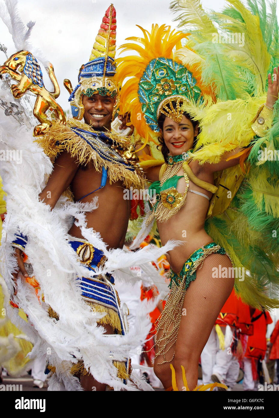 Tänzer der Paraiso dos Orixas Dance School, Rio de Janerio, Brasilien, beim Notting Hill Karneval in London. Rund eine Million Nachtschwärmer wurden am letzten Tag des Notting Hill Carnival erwartet, der mittags in lebendigen Farben, aufwendigen Kostümen und donnernder karibischer Musik begann.Europas größte und gefeierteste Straßenparty, Das seit 38 Jahren in London stattfindet, erreichte seinen Höhepunkt und das Herz von West London wurde zu einem Kaleidoskop der besten zeitgenössischen urbanen Musik. Stockfoto