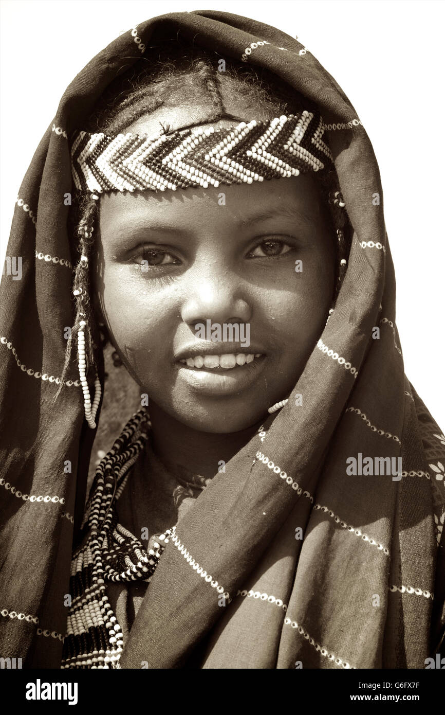 Ein Afar-Mädchen in Stammes-Kleidung. Das nomadische Leben der Ferne in den tiefer gelegenen Wüsten von Ost-Äthiopien. WELI Provinz Stockfoto
