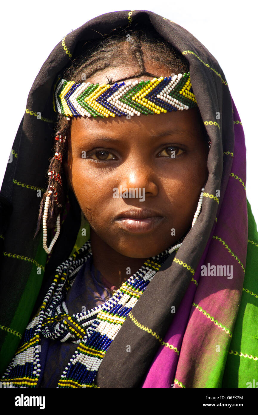 Ein Afar-Mädchen in Stammes-Kleidung. Das nomadische Leben der Ferne in den tiefer gelegenen Wüsten von Ost-Äthiopien. WELI Provinz. Stockfoto