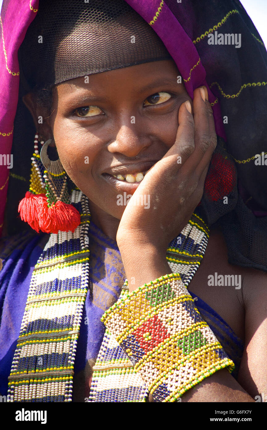 Ferne Frau im Stammes-Kleid, durch Yangudi Rassa Nationalpark, Äthiopien Stockfoto