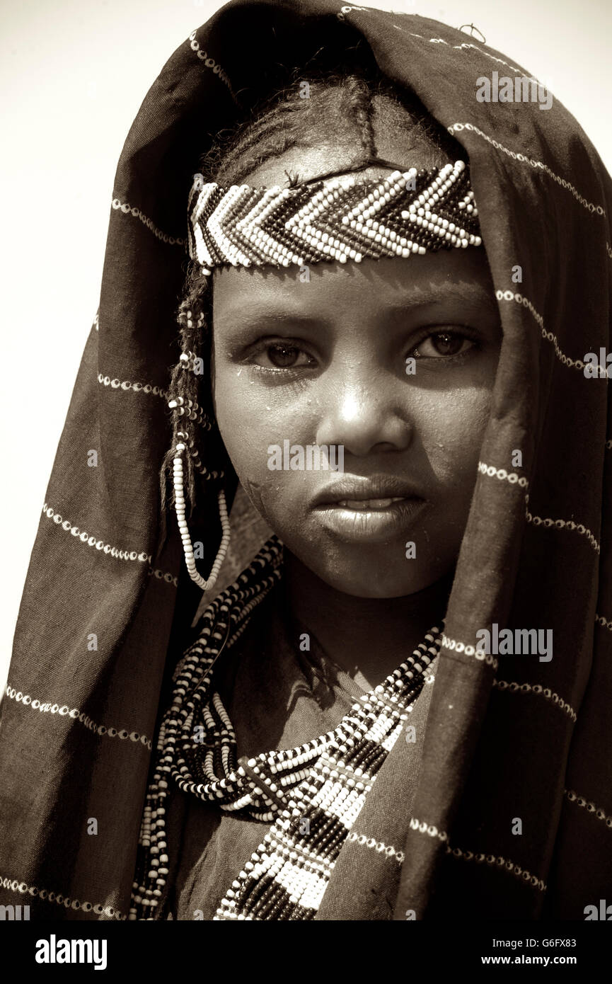 Ein Afar-Mädchen in Stammes-Kleidung. Das nomadische Leben der Ferne in den tiefer gelegenen Wüsten von Ost-Äthiopien. WELI Provinz Stockfoto