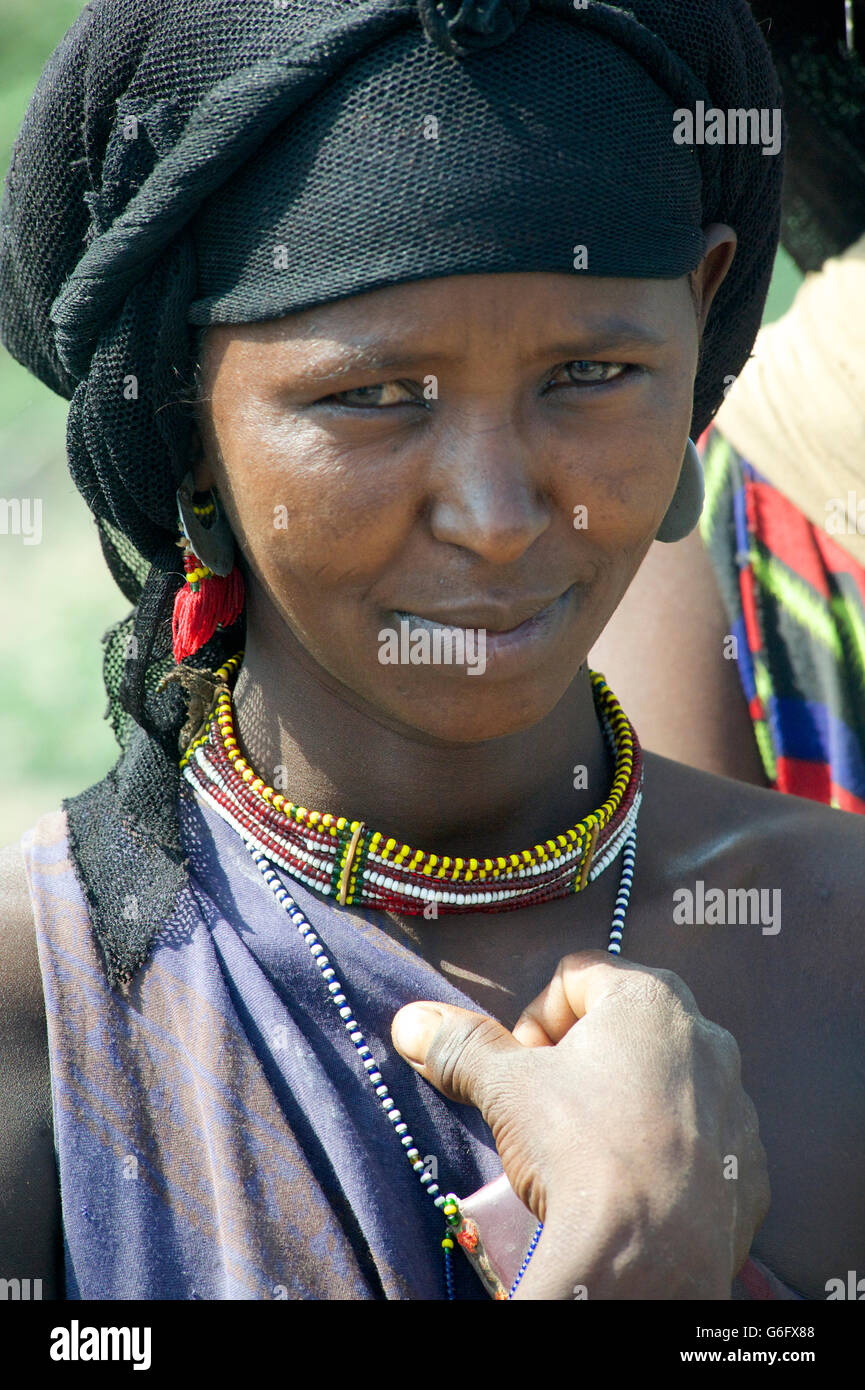 Ferne Frau im Stammes-Kleid, durch Yangudi Rassa Nationalpark, Äthiopien Stockfoto