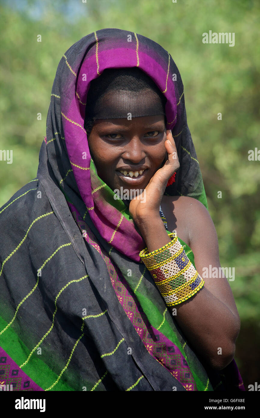 Ferne Frau im Stammes-Kleid, Yangudi Rassa Nationalpark, Äthiopien auf der Durchreise. Stockfoto
