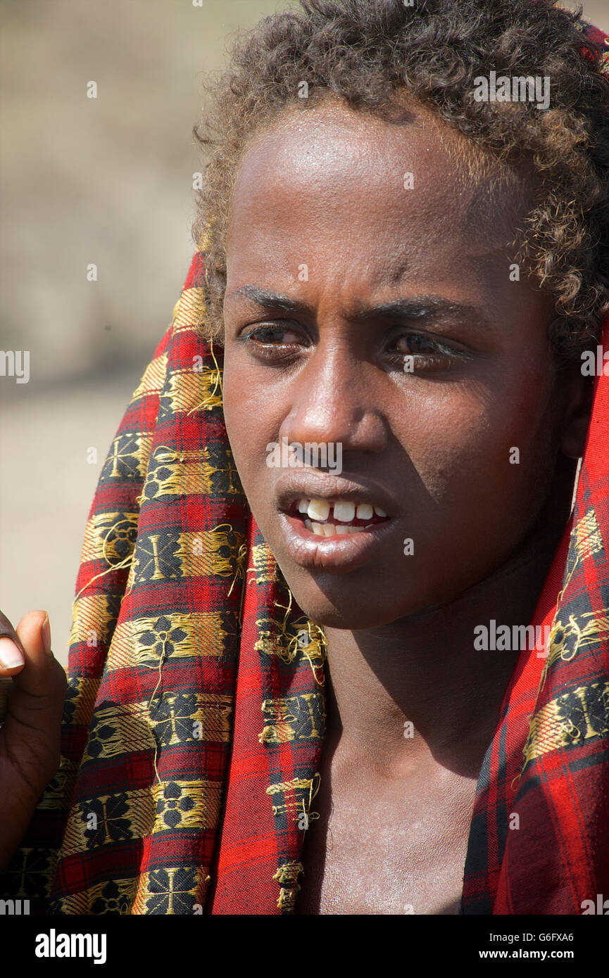Afar junge mit Gewebe auf Kopf. Das nomadische Leben der Ferne in den tiefer gelegenen Wüsten von Ost-Äthiopien. WELI Provinz Stockfoto