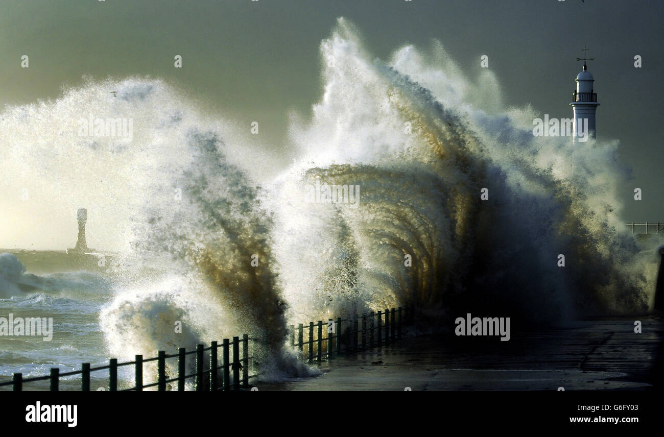Starke Winde schüren riesige Wellen, die die Küste bei Seaburn nahe Sunderland erschüttern, während Großbritannien nach dem indischen Sommer einen "kurzen, scharfen Schock" kalter Temperaturen erlebt. Stockfoto