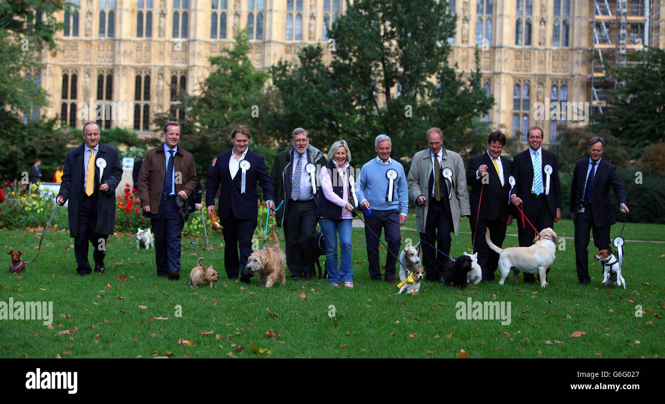 : MPS gehen ihre Hunde während des Westminster Dog of the Year Wettbewerbs in Victoria Tower Gardens in London, organisiert vom Dogs Trust und dem Kennel Club. Stockfoto