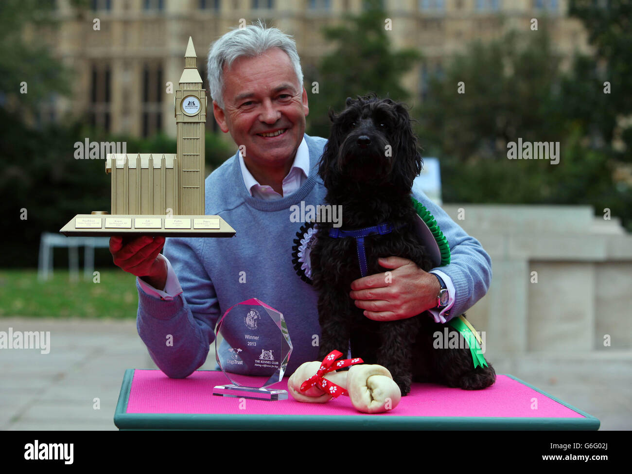 : MP Alan Duncan mit seinem Kakapoo Noodle, der als Gewinner des Westminster Dog of the Year Wettbewerbs in Victoria Tower Gardens in London bekannt gegeben wurde, organisiert vom Dogs Trust und dem Kennel Club. Stockfoto