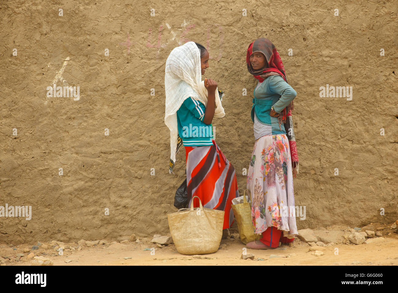 Äthiopische Frauen in bunten Kleid im Chat. Freweyni auch bekannt als Sinkata. Tigray, Äthiopien Stockfoto